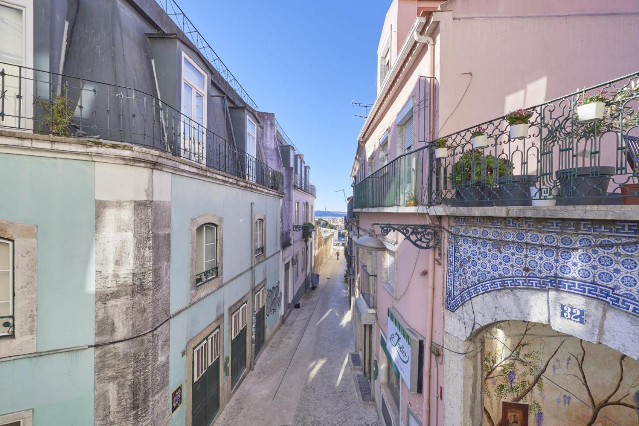Amazing Terrace And Riverview In Historical Lisbon Exterior photo